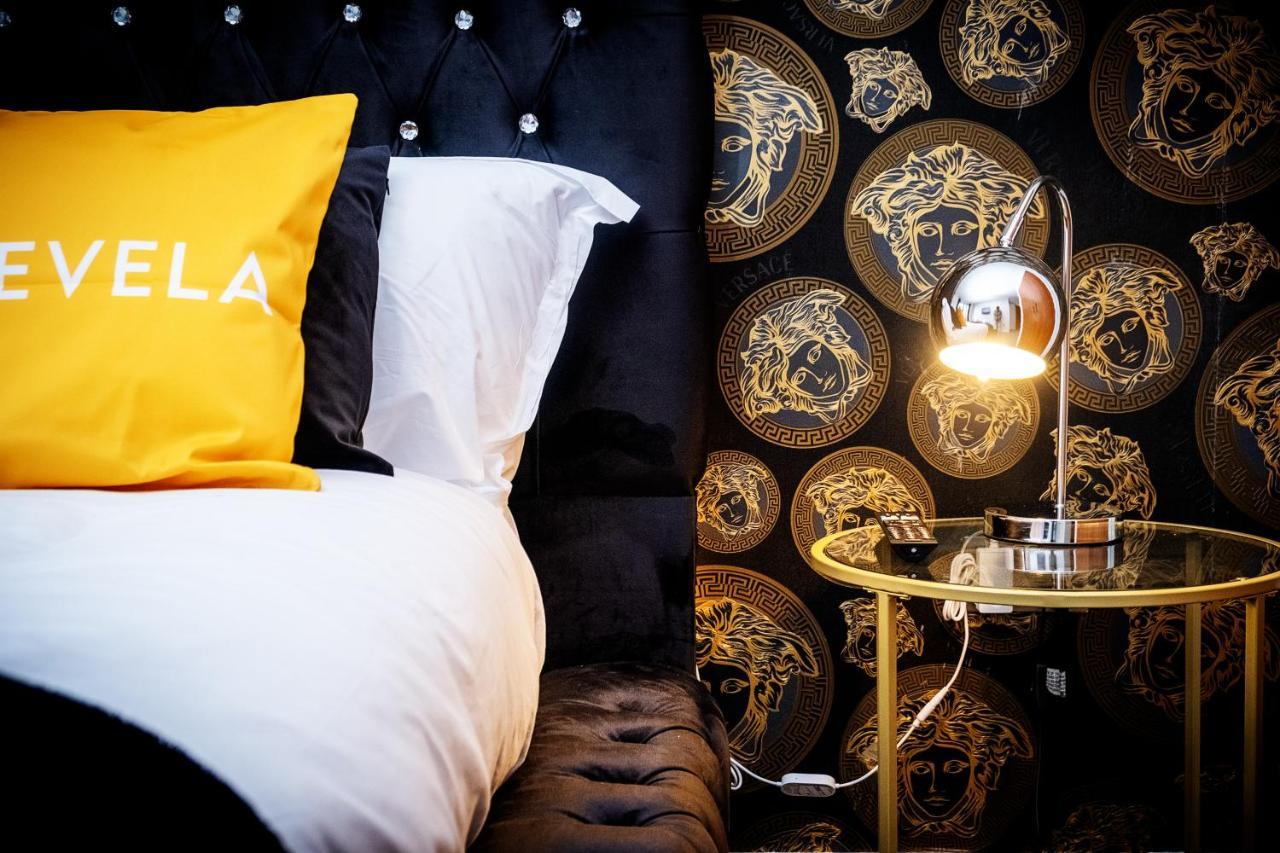 Maevela Apartments - Arcadian Versace Themed Apt ☆ Huge Balcony / Free Parking → Free Netflix -2 Min Walk From Birmingham Hippodrome Theatre, Arcadian, China Town, Sidewalk Club, Gay Village, 5 Mins From New Street Train Station - Birmingham Grand Ce Екстериор снимка