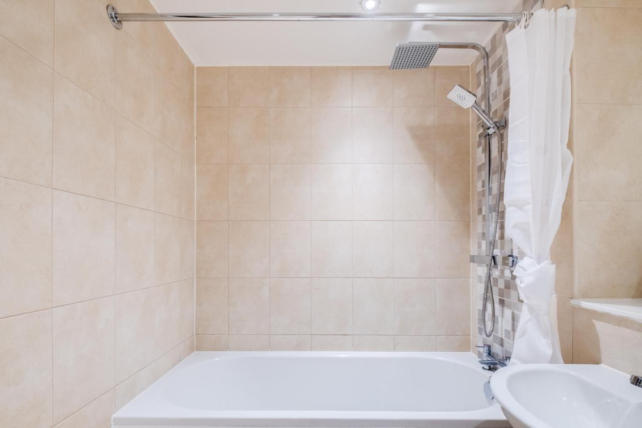 Maevela Apartments - Arcadian Versace Themed Apt ☆ Huge Balcony / Free Parking → Free Netflix -2 Min Walk From Birmingham Hippodrome Theatre, Arcadian, China Town, Sidewalk Club, Gay Village, 5 Mins From New Street Train Station - Birmingham Grand Ce Екстериор снимка