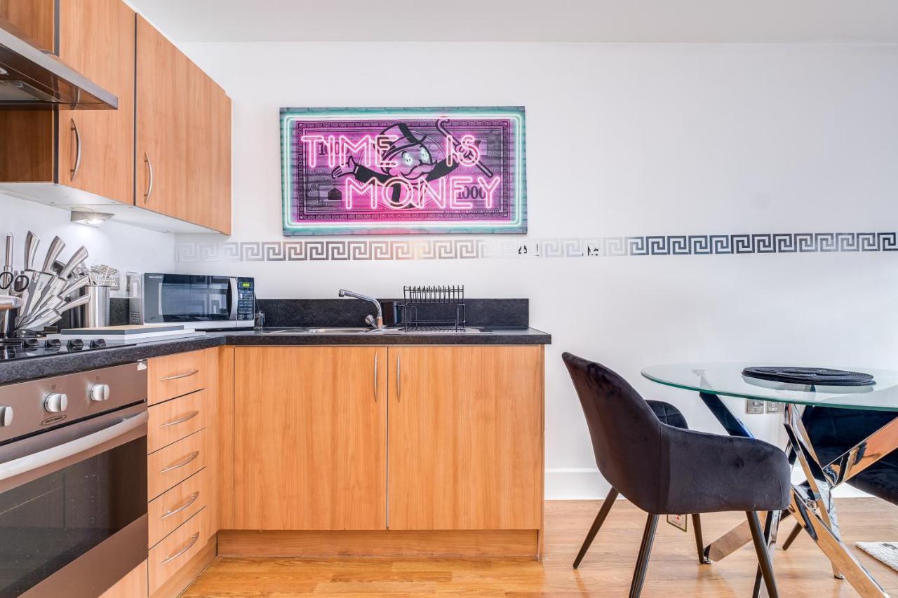 Maevela Apartments - Arcadian Versace Themed Apt ☆ Huge Balcony / Free Parking → Free Netflix -2 Min Walk From Birmingham Hippodrome Theatre, Arcadian, China Town, Sidewalk Club, Gay Village, 5 Mins From New Street Train Station - Birmingham Grand Ce Екстериор снимка