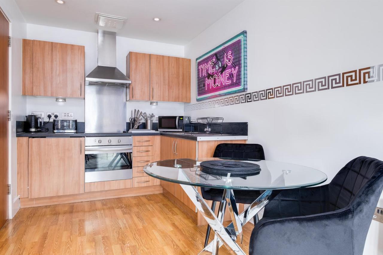 Maevela Apartments - Arcadian Versace Themed Apt ☆ Huge Balcony / Free Parking → Free Netflix -2 Min Walk From Birmingham Hippodrome Theatre, Arcadian, China Town, Sidewalk Club, Gay Village, 5 Mins From New Street Train Station - Birmingham Grand Ce Екстериор снимка