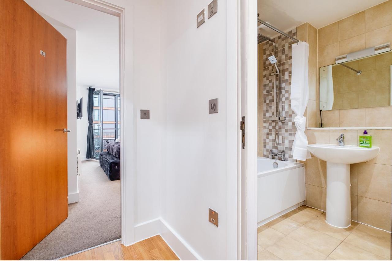 Maevela Apartments - Arcadian Versace Themed Apt ☆ Huge Balcony / Free Parking → Free Netflix -2 Min Walk From Birmingham Hippodrome Theatre, Arcadian, China Town, Sidewalk Club, Gay Village, 5 Mins From New Street Train Station - Birmingham Grand Ce Екстериор снимка
