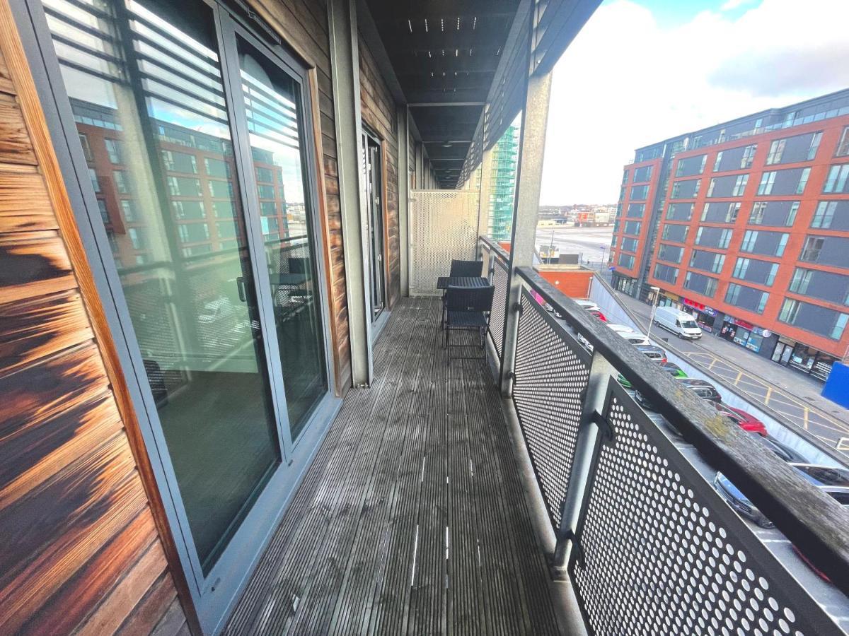 Maevela Apartments - Arcadian Versace Themed Apt ☆ Huge Balcony / Free Parking → Free Netflix -2 Min Walk From Birmingham Hippodrome Theatre, Arcadian, China Town, Sidewalk Club, Gay Village, 5 Mins From New Street Train Station - Birmingham Grand Ce Екстериор снимка