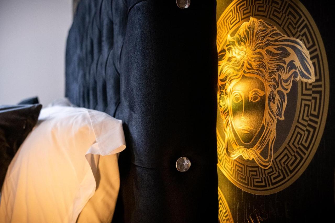 Maevela Apartments - Arcadian Versace Themed Apt ☆ Huge Balcony / Free Parking → Free Netflix -2 Min Walk From Birmingham Hippodrome Theatre, Arcadian, China Town, Sidewalk Club, Gay Village, 5 Mins From New Street Train Station - Birmingham Grand Ce Екстериор снимка