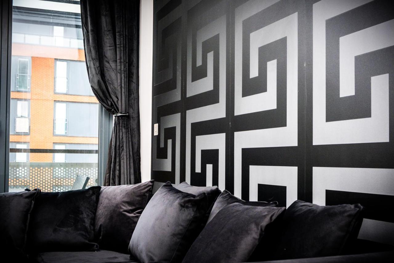 Maevela Apartments - Arcadian Versace Themed Apt ☆ Huge Balcony / Free Parking → Free Netflix -2 Min Walk From Birmingham Hippodrome Theatre, Arcadian, China Town, Sidewalk Club, Gay Village, 5 Mins From New Street Train Station - Birmingham Grand Ce Екстериор снимка